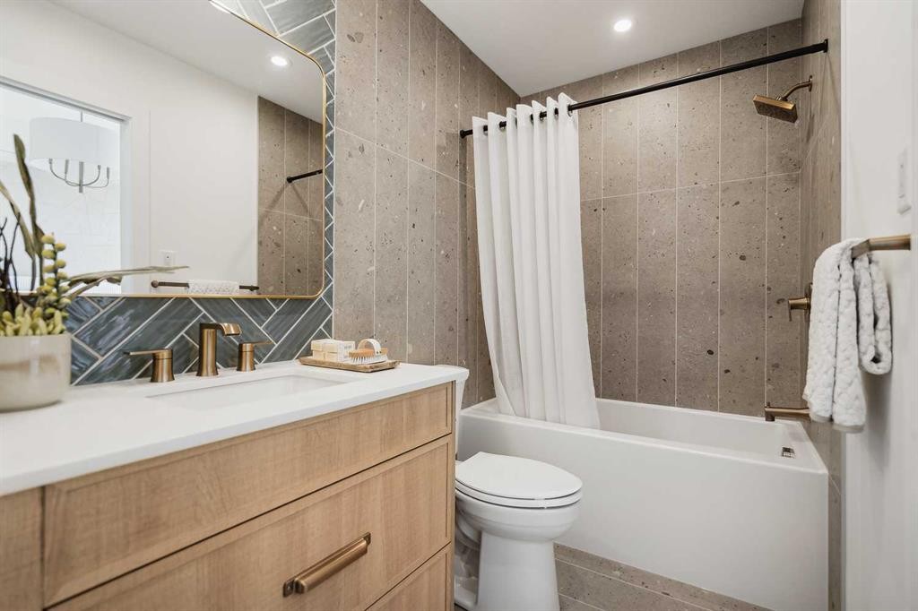 2301-55 Lucas Way Nw, Calgary, AB - Indoor Photo Showing Bathroom