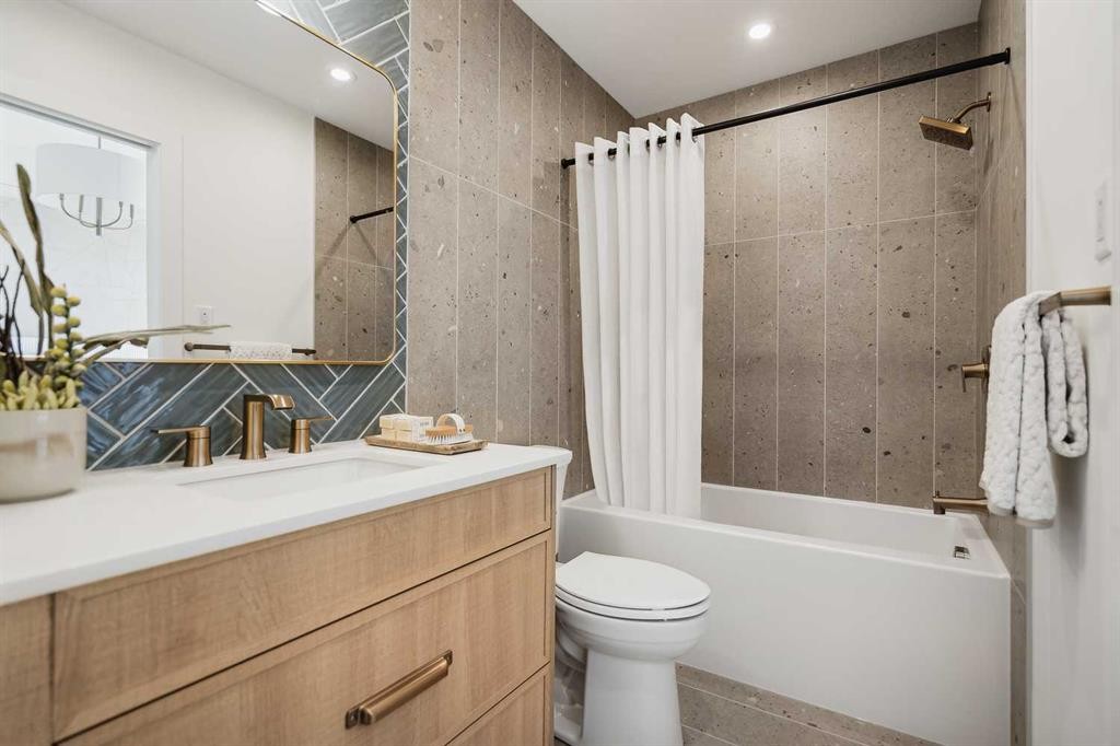 2301-55 Lucas Way Nw, Calgary, AB - Indoor Photo Showing Bathroom