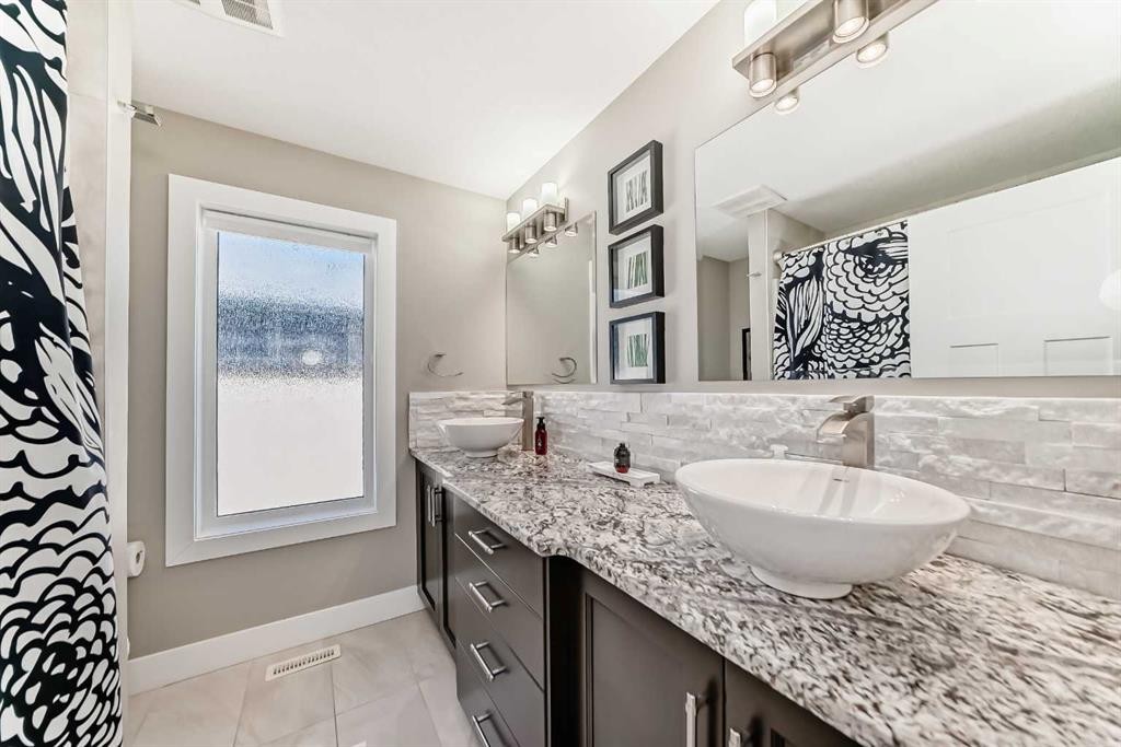 120 Kinniburgh Circle, Chestermere, AB - Indoor Photo Showing Bathroom