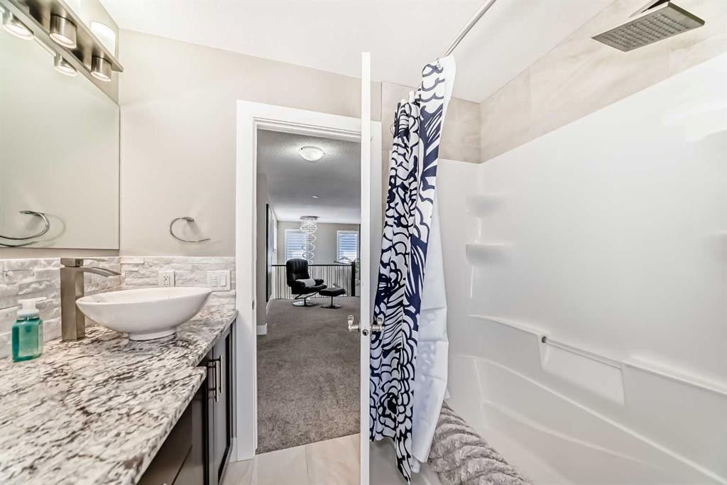 120 Kinniburgh Circle, Chestermere, AB - Indoor Photo Showing Bathroom