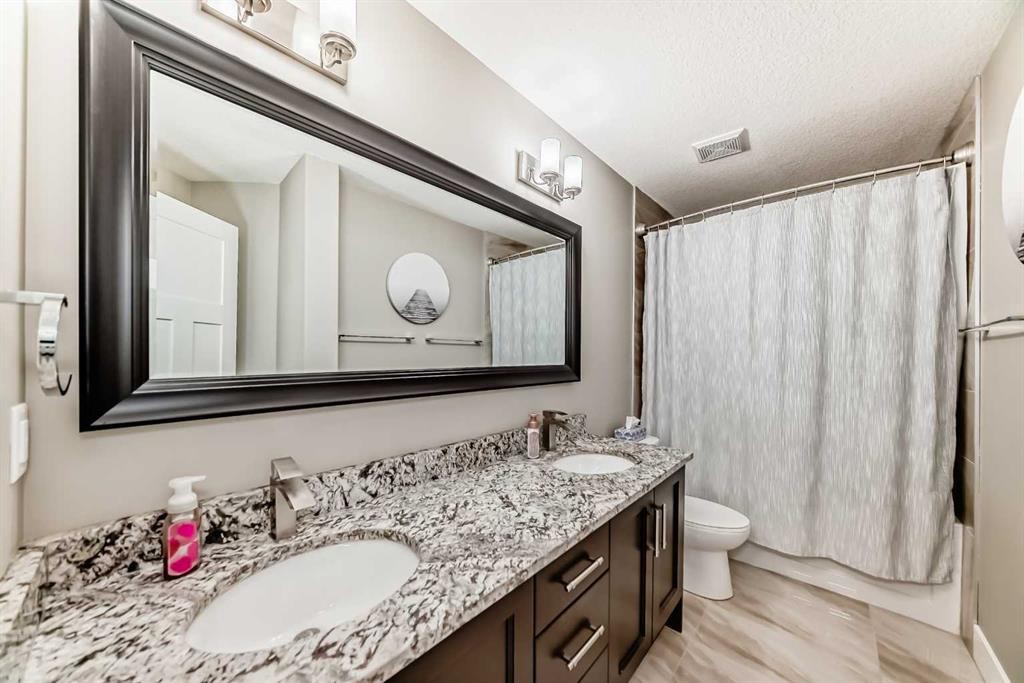 120 Kinniburgh Circle, Chestermere, AB - Indoor Photo Showing Bathroom
