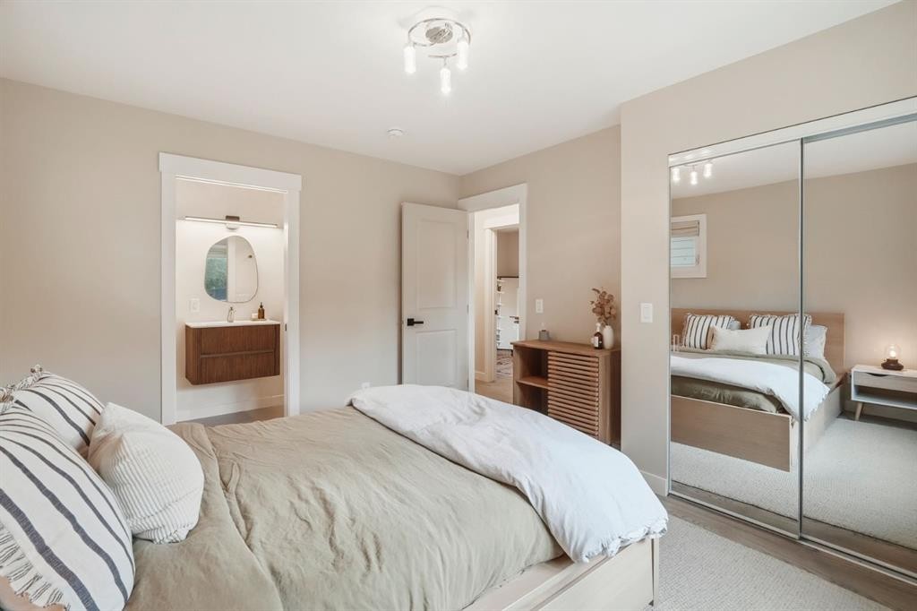 2924 Lathom Crescent Sw, Calgary, AB - Indoor Photo Showing Bedroom