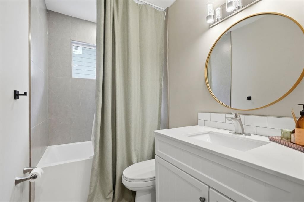 2924 Lathom Crescent Sw, Calgary, AB - Indoor Photo Showing Bathroom