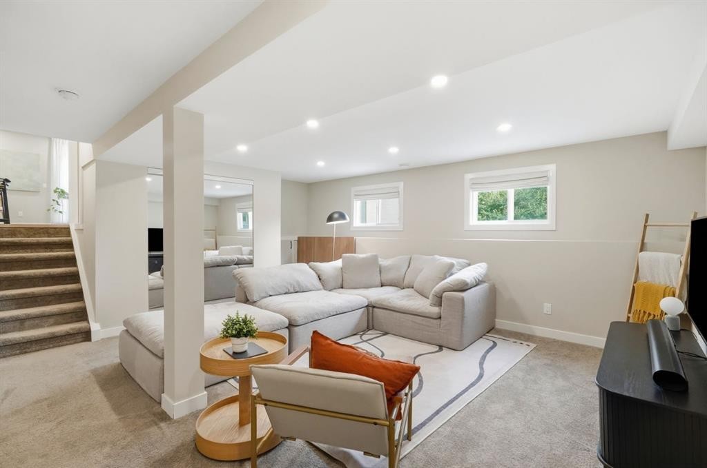 2924 Lathom Crescent Sw, Calgary, AB - Indoor Photo Showing Living Room