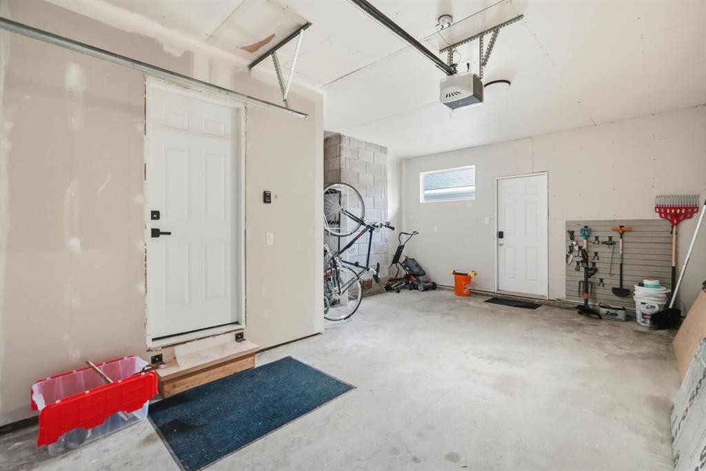 2924 Lathom Crescent Sw, Calgary, AB - Indoor Photo Showing Garage