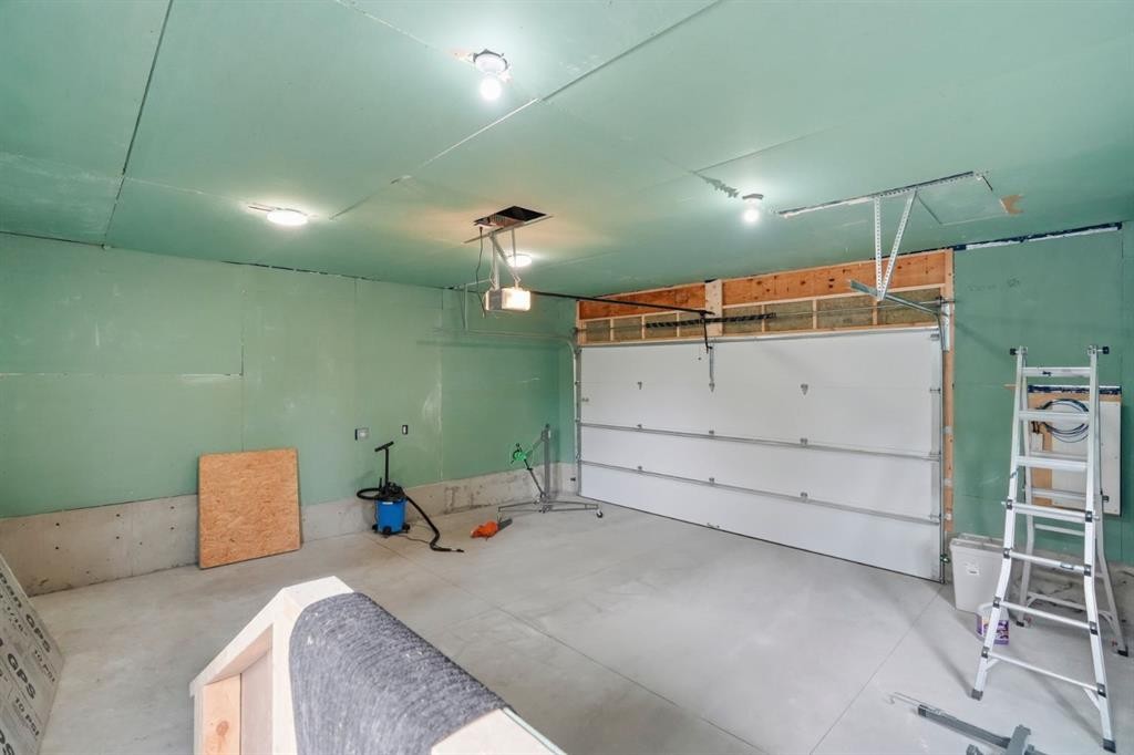 2924 Lathom Crescent Sw, Calgary, AB - Indoor Photo Showing Garage