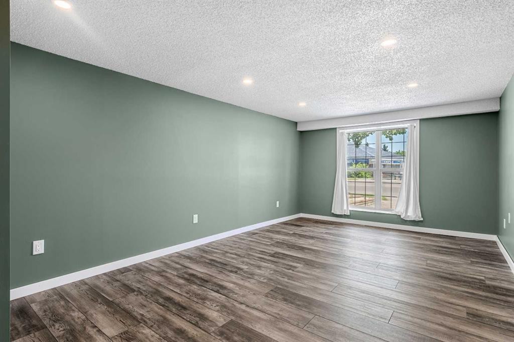 6824 Temple Drive Ne, Calgary, AB - Indoor Photo Showing Other Room