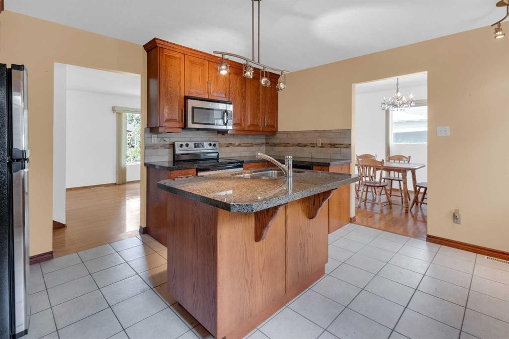11224 Wilson Road Se, Calgary, AB - Indoor Photo Showing Kitchen With Double Sink
