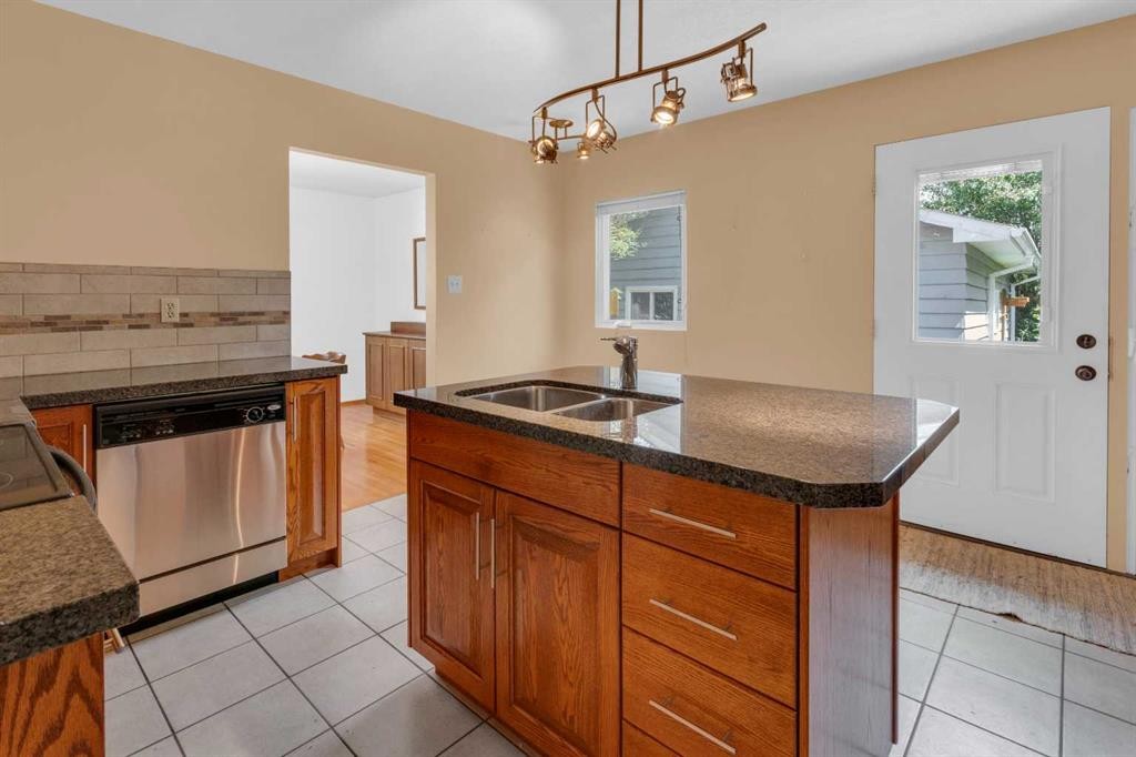 11224 Wilson Road Se, Calgary, AB - Indoor Photo Showing Kitchen With Double Sink