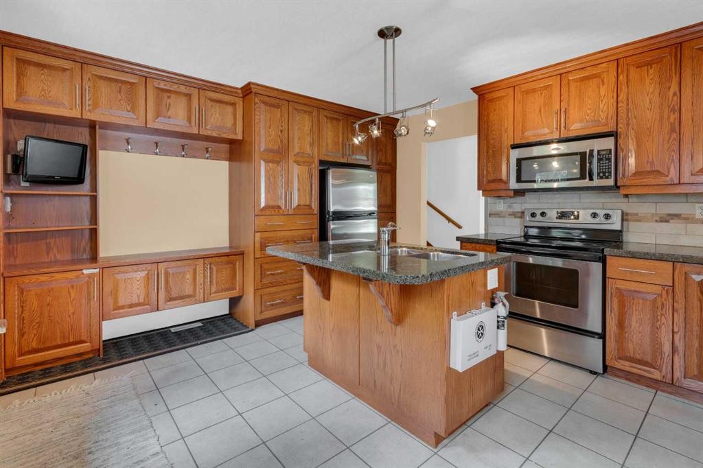 11224 Wilson Road Se, Calgary, AB - Indoor Photo Showing Kitchen