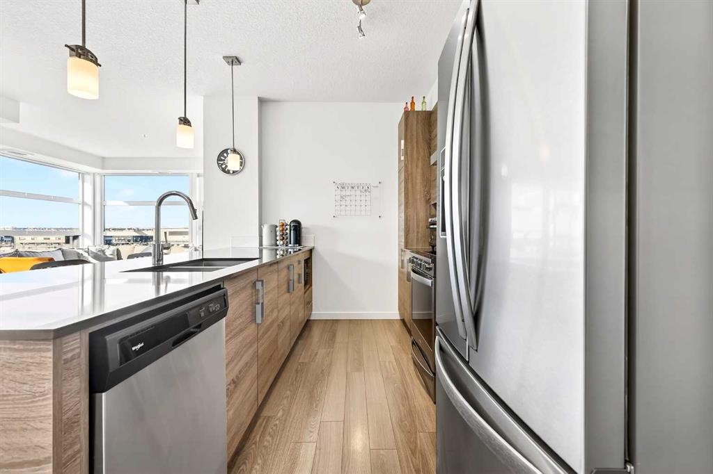 501-122 Mahogany Centre Se, Calgary, AB - Indoor Photo Showing Kitchen With Double Sink With Upgraded Kitchen