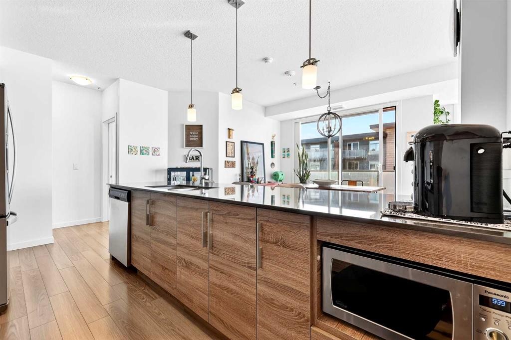 501-122 Mahogany Centre Se, Calgary, AB - Indoor Photo Showing Kitchen With Upgraded Kitchen