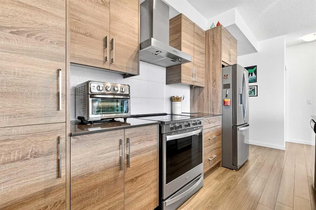 501-122 Mahogany Centre Se, Calgary, AB - Indoor Photo Showing Kitchen With Upgraded Kitchen