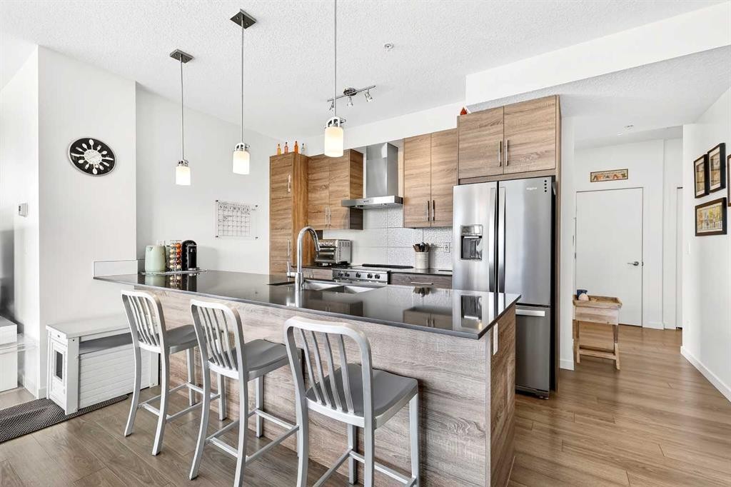 501-122 Mahogany Centre Se, Calgary, AB - Indoor Photo Showing Kitchen With Upgraded Kitchen