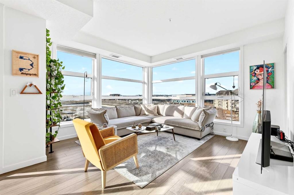 501-122 Mahogany Centre Se, Calgary, AB - Indoor Photo Showing Living Room