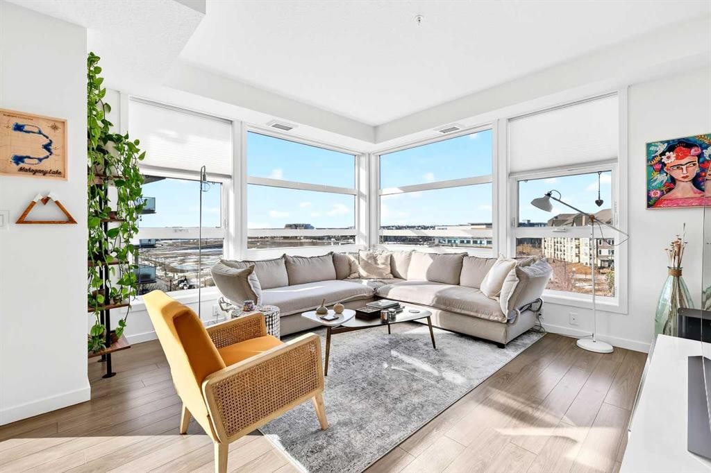 501-122 Mahogany Centre Se, Calgary, AB - Indoor Photo Showing Living Room