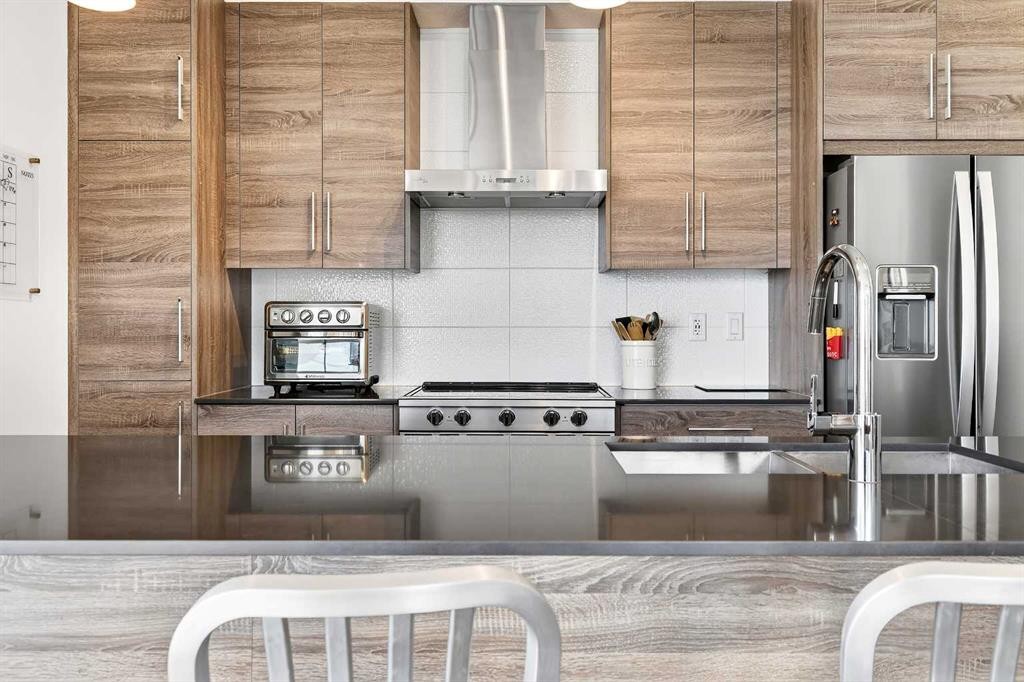 501-122 Mahogany Centre Se, Calgary, AB - Indoor Photo Showing Kitchen With Double Sink With Upgraded Kitchen