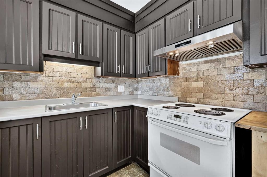 2018 Cottonwood Crescent Se, Calgary, AB - Indoor Photo Showing Kitchen