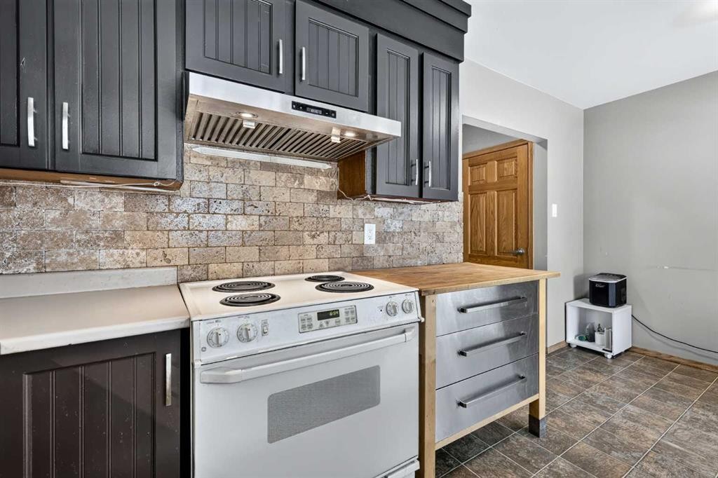 2018 Cottonwood Crescent Se, Calgary, AB - Indoor Photo Showing Kitchen