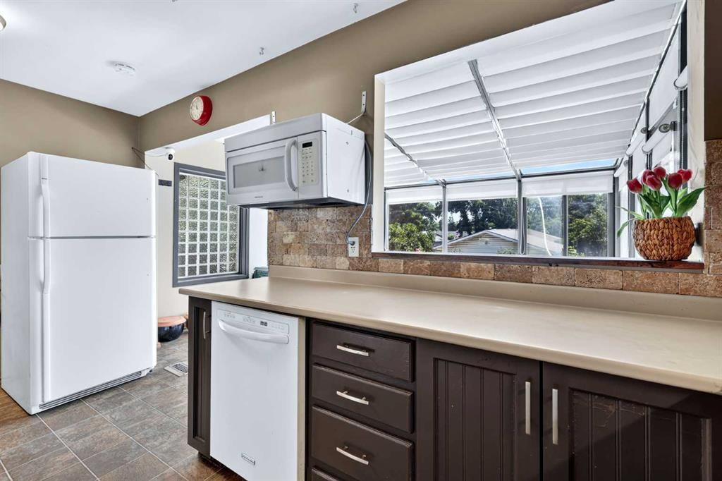 2018 Cottonwood Crescent Se, Calgary, AB - Indoor Photo Showing Kitchen