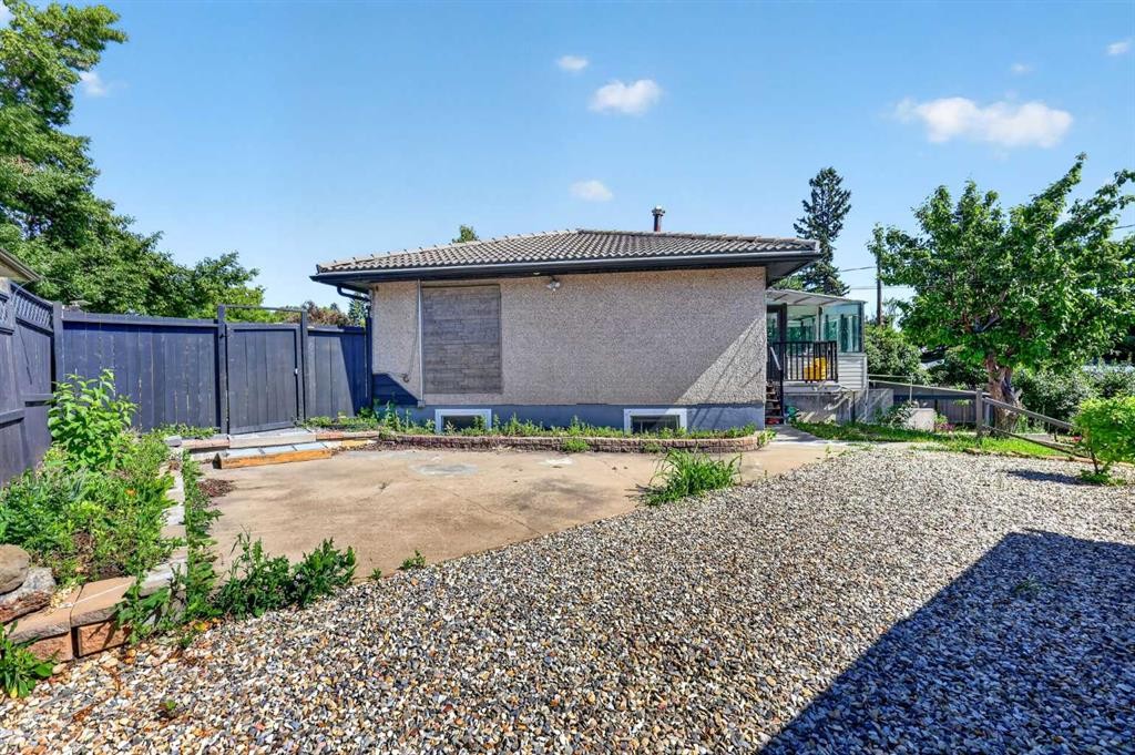 2018 Cottonwood Crescent Se, Calgary, AB - Outdoor