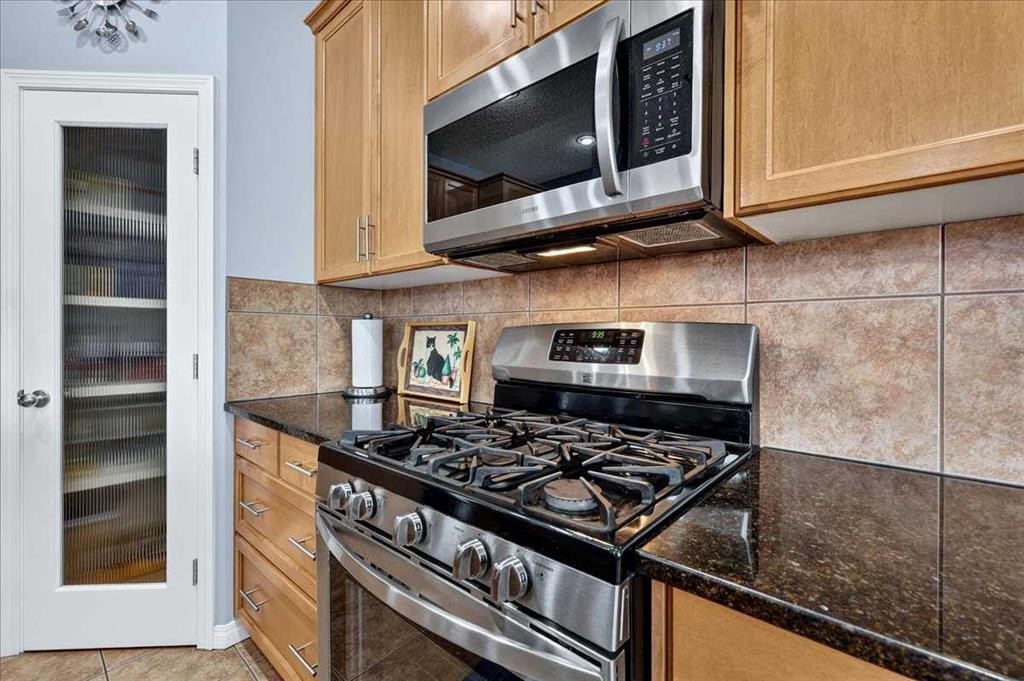 18 Copperstone Drive Se, Calgary, AB - Indoor Photo Showing Kitchen With Upgraded Kitchen
