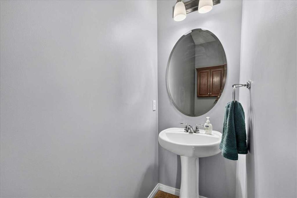 18 Copperstone Drive Se, Calgary, AB - Indoor Photo Showing Bathroom