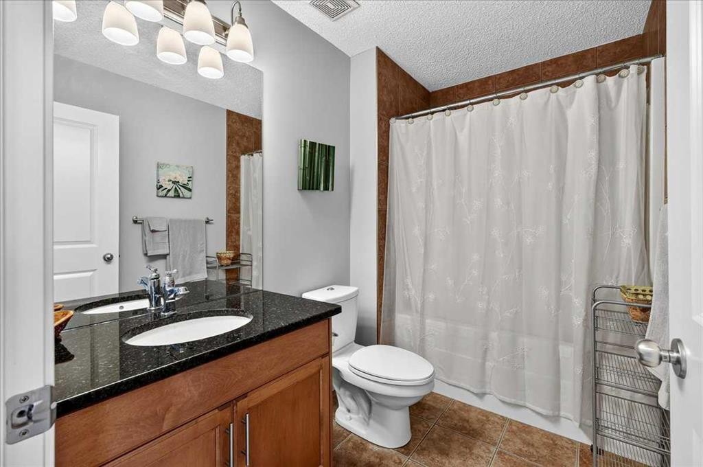 18 Copperstone Drive Se, Calgary, AB - Indoor Photo Showing Bathroom