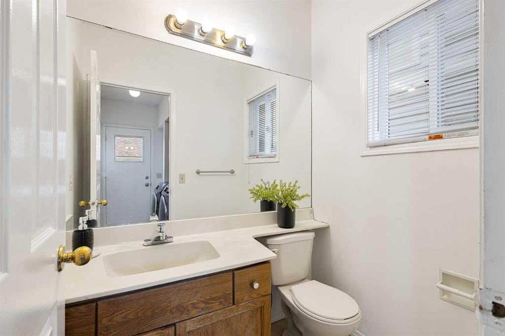 1132 Millcrest Rise Sw, Calgary, AB - Indoor Photo Showing Bathroom