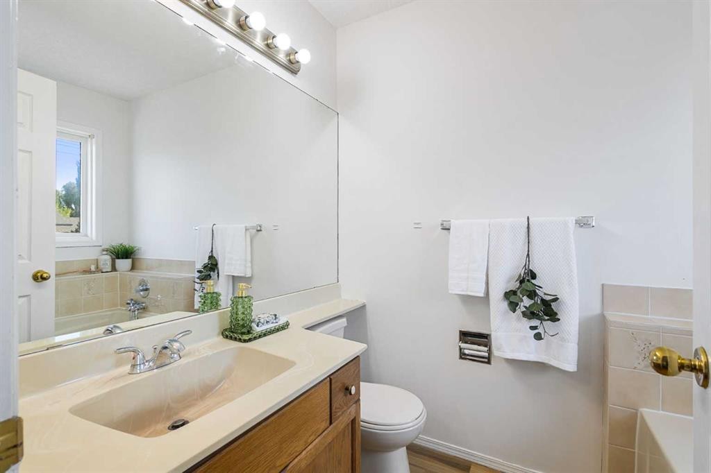 1132 Millcrest Rise Sw, Calgary, AB - Indoor Photo Showing Bathroom