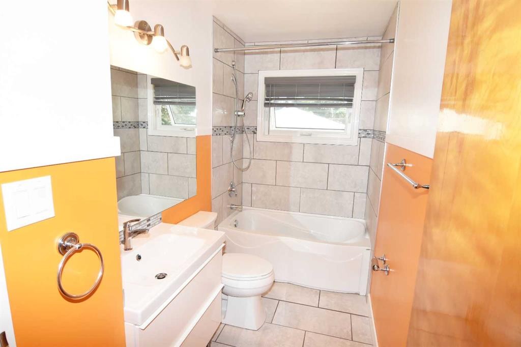 36 Cheyenne Crescent Nw, Calgary, AB - Indoor Photo Showing Bathroom