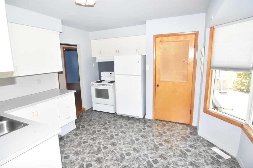 36 Cheyenne Crescent Nw, Calgary, AB - Indoor Photo Showing Kitchen