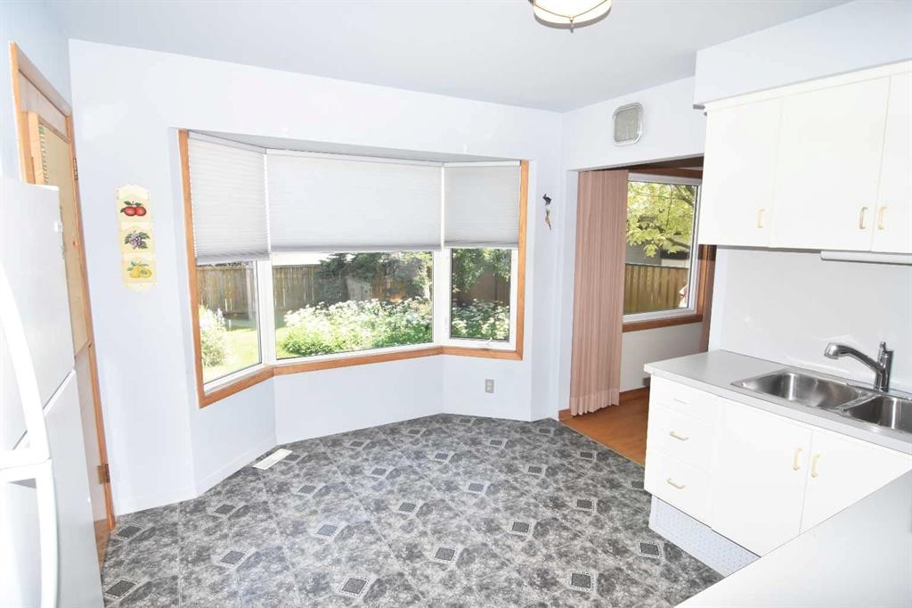 36 Cheyenne Crescent Nw, Calgary, AB - Indoor Photo Showing Kitchen With Double Sink