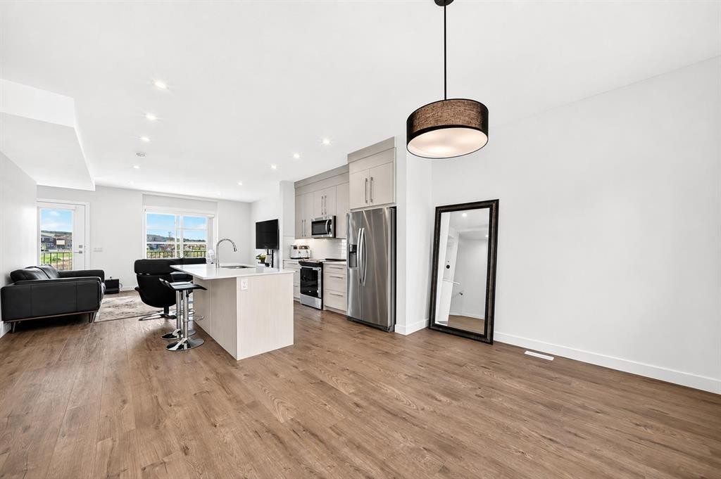 308-135 Belmont Passage Sw, Calgary, AB - Indoor Photo Showing Kitchen