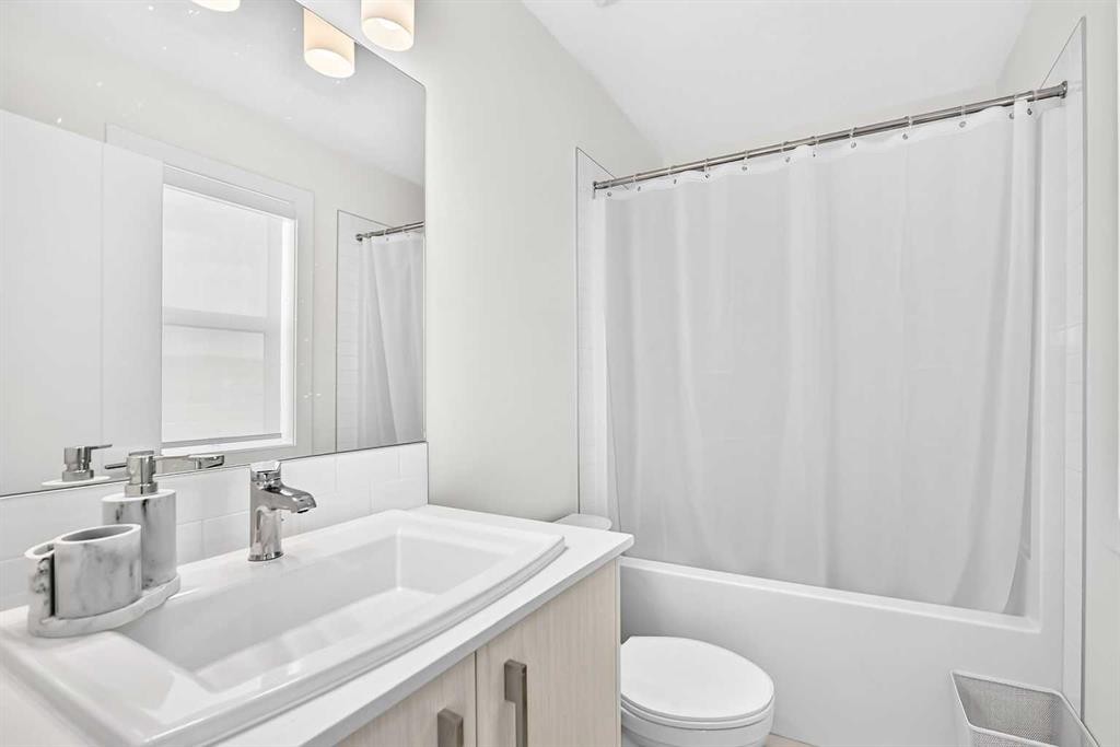 308-135 Belmont Passage Sw, Calgary, AB - Indoor Photo Showing Bathroom