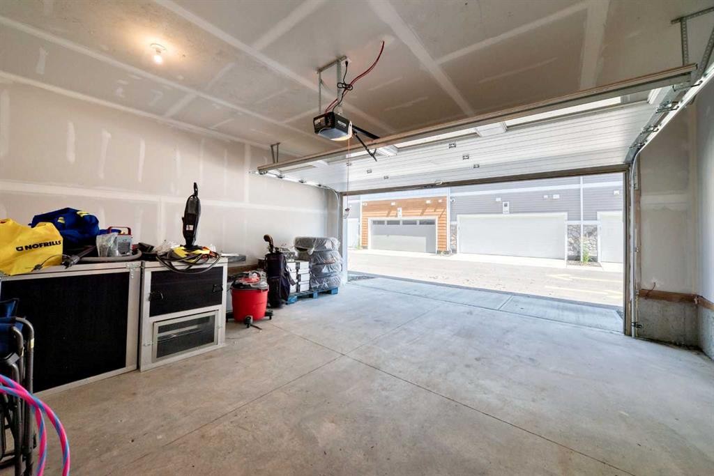 308-135 Belmont Passage Sw, Calgary, AB - Indoor Photo Showing Garage