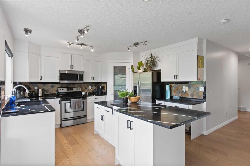 81 Royal Crest Terrace Nw, Calgary, AB - Indoor Photo Showing Kitchen With Upgraded Kitchen
