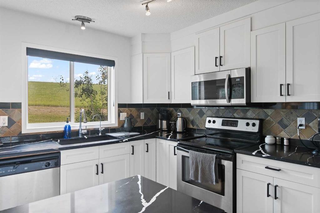 81 Royal Crest Terrace Nw, Calgary, AB - Indoor Photo Showing Kitchen With Upgraded Kitchen