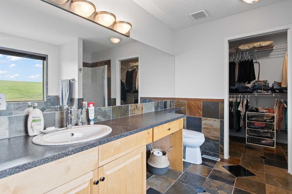 81 Royal Crest Terrace Nw, Calgary, AB - Indoor Photo Showing Bathroom