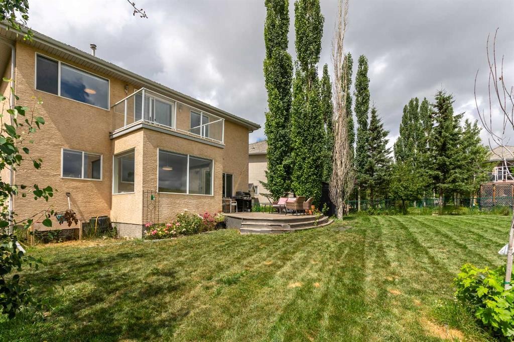 81 Royal Crest Terrace Nw, Calgary, AB - Outdoor