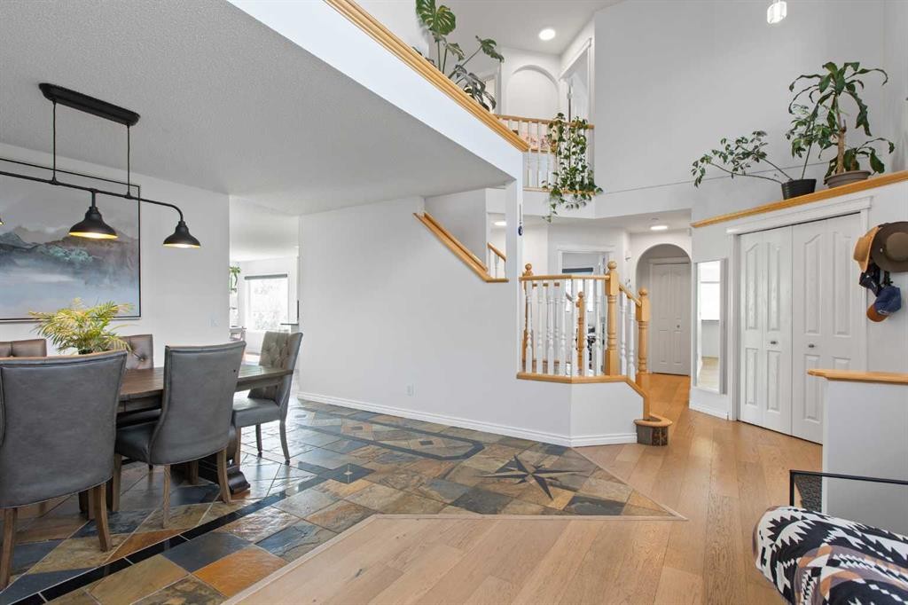 81 Royal Crest Terrace Nw, Calgary, AB - Indoor Photo Showing Dining Room