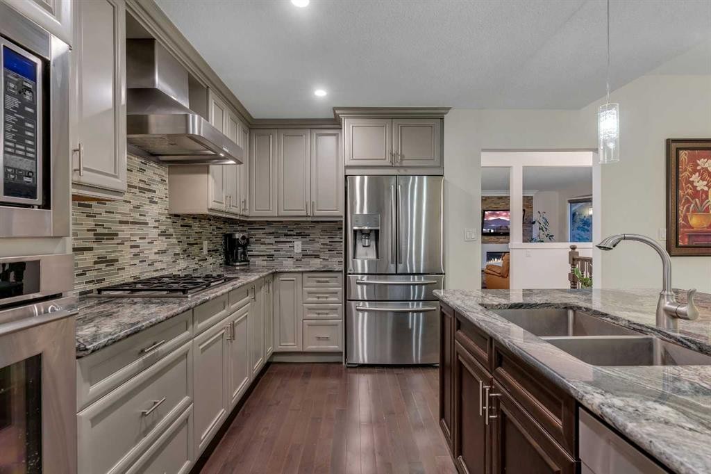 4143 Varsity Road Nw, Calgary, AB - Indoor Photo Showing Kitchen With Stainless Steel Kitchen With Double Sink With Upgraded Kitchen