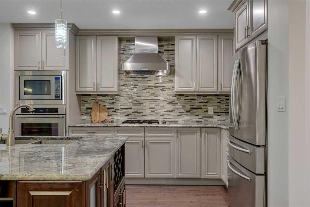 4143 Varsity Road Nw, Calgary, AB - Indoor Photo Showing Kitchen With Upgraded Kitchen