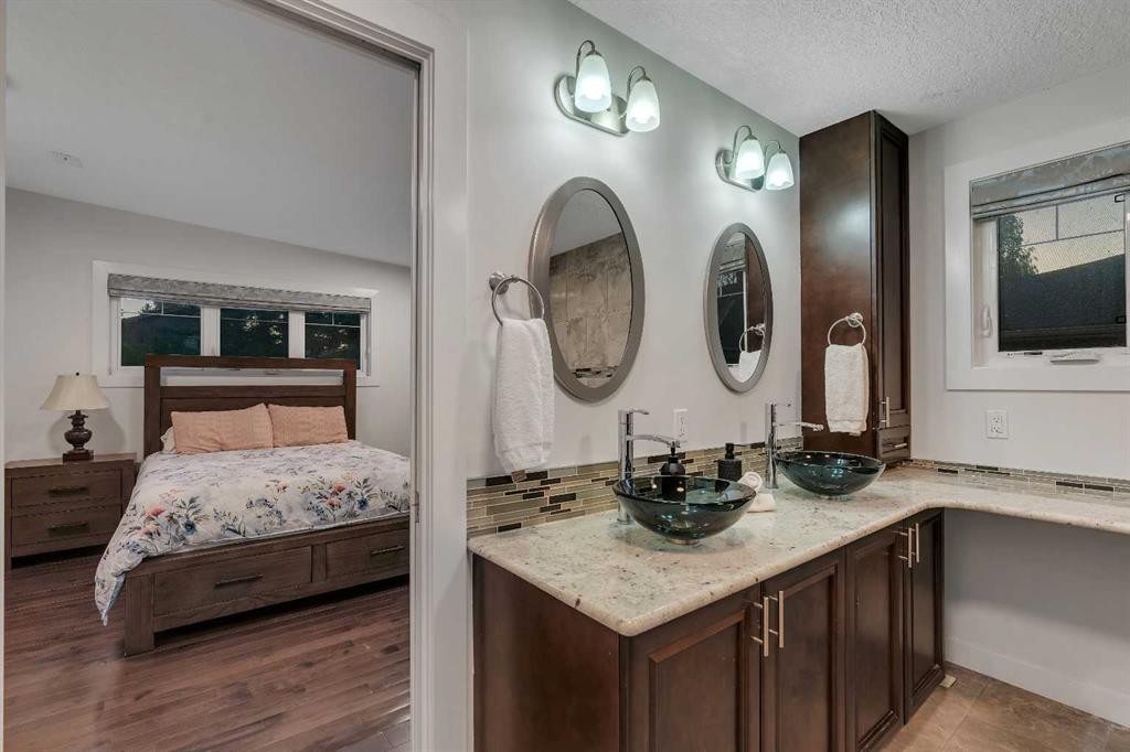 4143 Varsity Road Nw, Calgary, AB - Indoor Photo Showing Bedroom