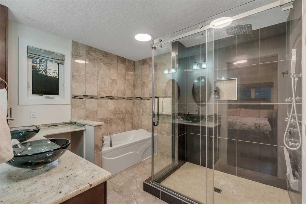 4143 Varsity Road Nw, Calgary, AB - Indoor Photo Showing Bathroom