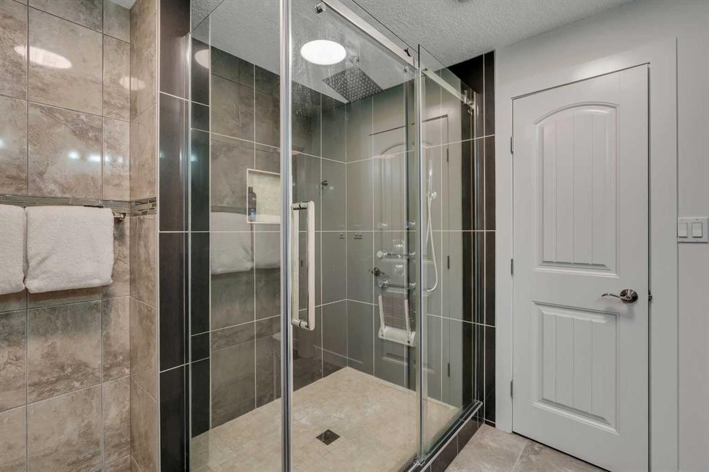 4143 Varsity Road Nw, Calgary, AB - Indoor Photo Showing Bathroom