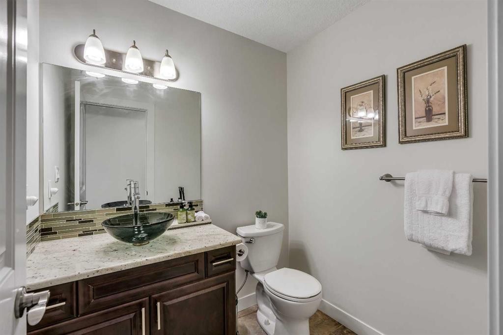 4143 Varsity Road Nw, Calgary, AB - Indoor Photo Showing Bathroom
