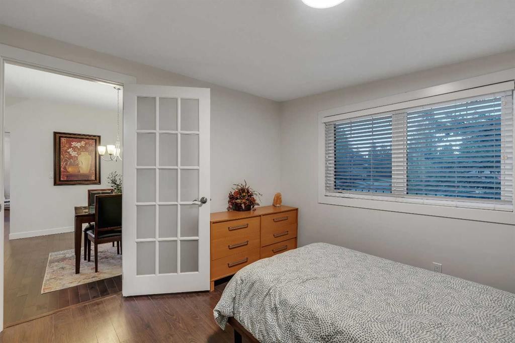 4143 Varsity Road Nw, Calgary, AB - Indoor Photo Showing Bedroom