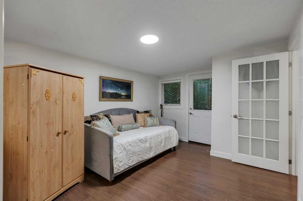 4143 Varsity Road Nw, Calgary, AB - Indoor Photo Showing Bedroom