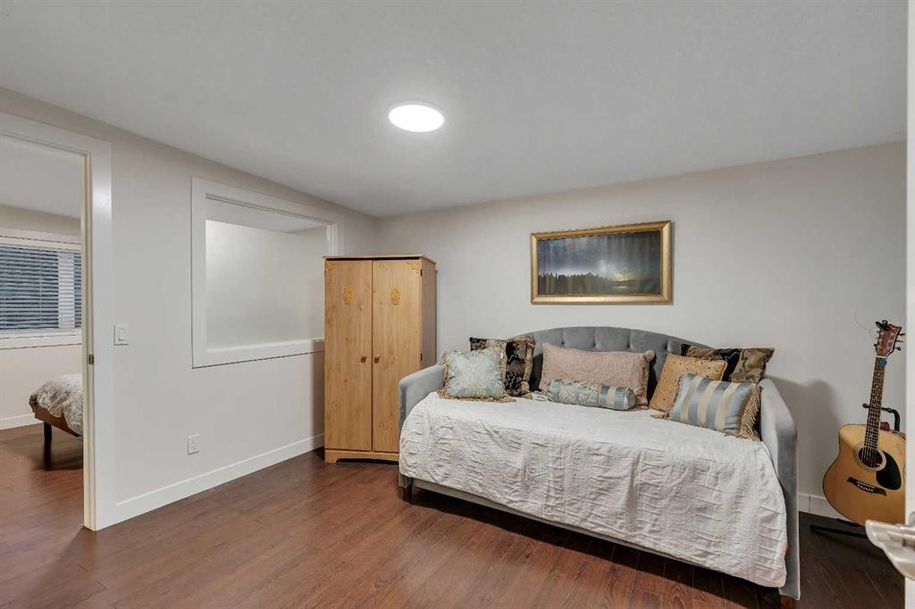 4143 Varsity Road Nw, Calgary, AB - Indoor Photo Showing Bedroom